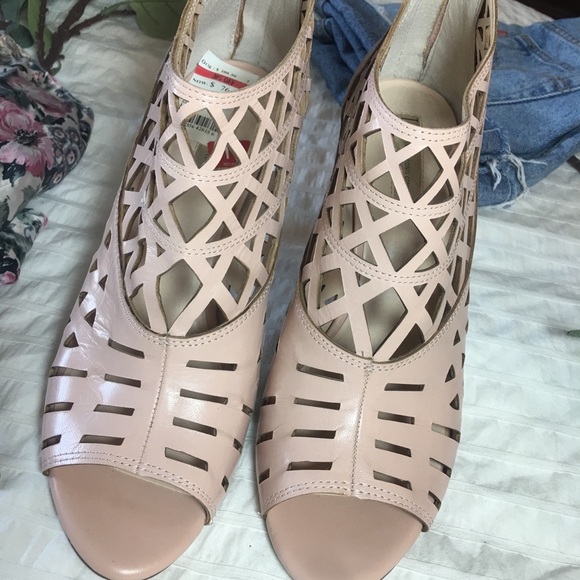 INC | Cut our Heels - Picture 7 of 8